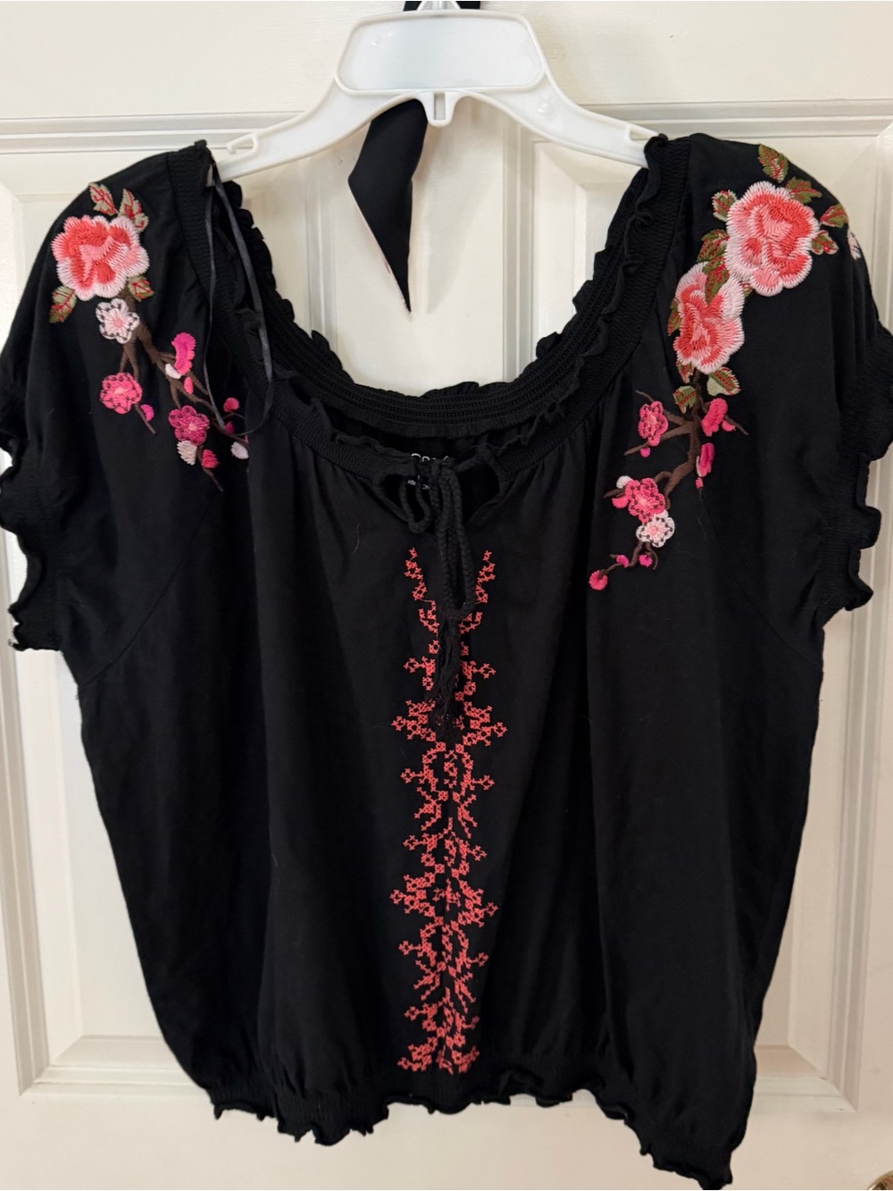 𝅺RBX size XL black & coral embroidered short  sleeve top banded hem